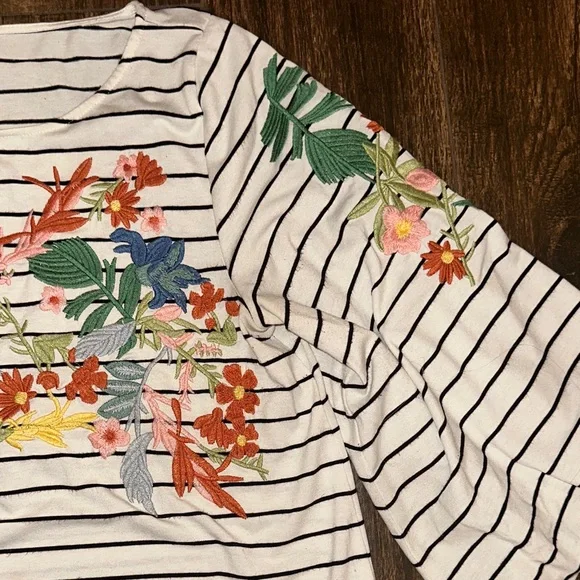 Gianni Bini Floral Embroidered Stripe Top XS Boho Casual Shirt - Picture 5 of 13